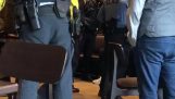 2 hombres negros detenidos en un Starbucks para cualquier cosa no haber ordenado