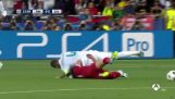 Sergio Ramos okropnie Tackle Mo Salah w finale Ligi Mistrzów