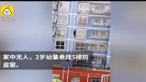 中国蜘蛛人爬上四层楼，并节省了孩子