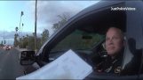 Policjant zatrzymuje samochód Jego główny