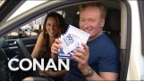 Conan hilft, seine Assistentin ein neues Auto kaufen