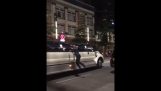 Pijany facet skacze na szynie kroku bok limuzyny i zostaje wyrzucony