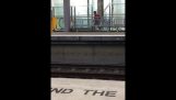 A clever way to exercise while waiting for the train