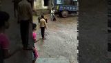 Kid indien tournant à l'intérieur du pneu