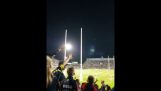 bola de rugby tira criança