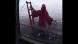 Anioł śmierci stoi nad Golden Gate