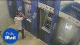 O homem destrói máquinas ATM com um martelo