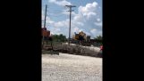Un tren lovește un excavator