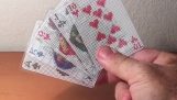 Jugando a las cartas que desaparecen cuando Contraluz
