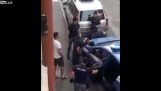 Верона, Италия: Тунисский иммигрант ускользает 8 полицейских