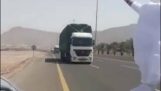 Saudi mand hopper foran lastbil