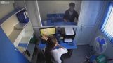 Cazaquistão: Um homem quebra a janela e rouba o registo de dinheiro na frente do caixa