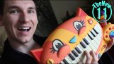 Bir meowing oyuncak pisiciğim klavyede metal şarkıları