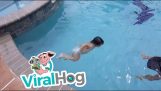 1 år gammelt barn svømming i bassenget