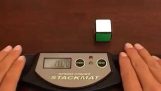 Rubiks Würfel 1×1 in 0.07 Sekunden mit nur einer Hand