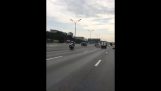 Dronken vrouw veroorzaakt ongevallen in het Russisch snelweg