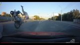 Motorsyklist heldig å være i live etter skrekk krasj (Russland)