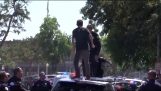 Человек врезается автомобиль полицейского в Фресно