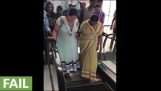 En kvinde forsøger at tage en rulletrappe for første gang