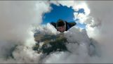 Volando entre las nubes con un traje de alas