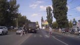 Truck vs cruzamento de pedestre