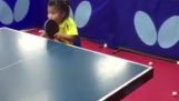 Otroligt liten flicka som leker ping pong