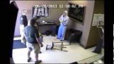 Владелец магазина выбивает грабитель с бейсбольной битой
