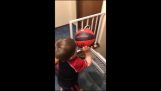 A3-vuotias laittaa koripallo laukausta kuin pomo