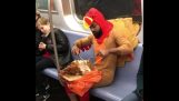 Un om de curcan mănâncă un curcan în metrou