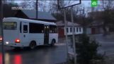 Strade in Russia trasformato in una pista di pattinaggio per gli autobus