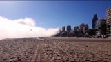 Time-lapse di una nuvola di nebbia che invade una spiaggia