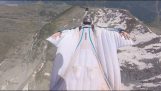 Ein Wingsuit Flug ohne schaut auf den Boden