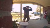 homem de entrega UPS dança na frente da câmera de vigilância