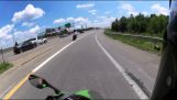 אופנוע מתרסק לתוך משאית על כביש
