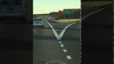 Cessna пилотни земи за спешна пее на зает магистрала