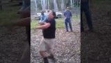 Человек против лошади копыта