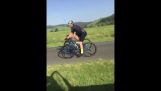 Шофьор вижда двама велосипедисти, заемащи целия път и отмъщава