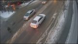 Peatones en una carretera helada