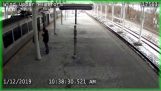 Un padre lascia il suo bambino sul treno per fumare una sigaretta
