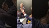 Michael Bublé rækker ham mikrofonen under en koncert
