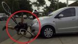 Idiot cyklisty na silnici