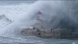 灯台の巨大な波のクラッシュ (マルタ)
