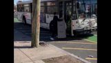 Guy încearcă să urce la bordul unui autobuz cu un bancomat (Glumă)
