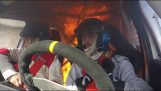 Ein Rallye-Auto fängt Feuer