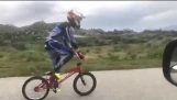 Een man pedalen supersnelle