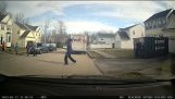 FedEx levering mand stopper at spille basketball
