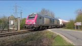Сход поезда прибывают на Grandpuits, Франция