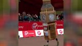 London Marathon Runner oblečená ako Big Ben