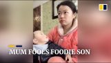 中国のお母さんは彼女の赤ん坊からリンゴを食べる隠します