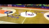 dança tira russo em uma abertura de jogo de basquete